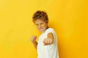 schattig jongen poseren gewoontjes slijtage emoties kleur achtergrond ongewijzigd foto