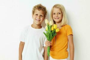 portret van schattig kinderen vakantie vriendschap met een geschenk geel bloemen levensstijl ongewijzigd foto