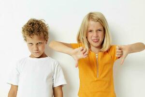 portret van schattig kinderen vriendschap samen poseren emoties geïsoleerd achtergrond ongewijzigd foto