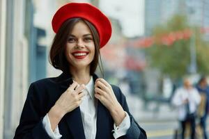 mode vrouw glimlach voorjaar wandelen in de stad in elegant kleren met rood lippen en rood baret, reis, filmische kleur, retro wijnoogst stijl, stedelijk mode levensstijl. foto