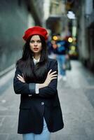 mode vrouw portret wandelen toerist in elegant kleren met rood lippen wandelen naar beneden versmallen stad straat, reis, filmische kleur, retro wijnoogst stijl, dramatisch kijken zonder glimlach droefheid. foto