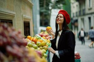 vrouw glimlach met tanden toerist wandelingen in de stad markt met fruit en groenten Kiezen goederen, elegant modieus kleren en verzinnen, voorjaar wandelen, reizen. foto