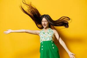 vrouw modieus achtergrond stijl mooi haar- lang jong geel elegant gelukkig mode emotie foto