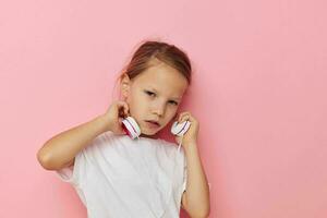 portret van gelukkig glimlachen kind meisje glimlach poseren hoofdtelefoons geïsoleerd achtergrond foto