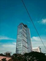 op zoek omhoog blauw modern kantoor gebouw foto