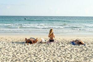 niet geïdentificeerd toeristen genieten van zonnen Bij Karon strand in phuket van Thailand. foto