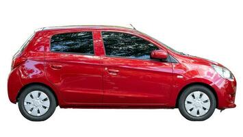 rood hatchback auto geïsoleerd Aan wit achtergrond met knipsel pad foto