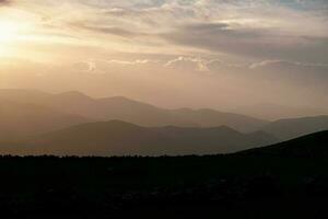 zonsondergang landschap met toneel- bergen visie foto