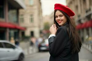 mode vrouw glimlach met tanden staand Aan de straat in voorkant van de stad toerist in elegant kleren met rood lippen en rood baret, reis, filmische kleur, retro wijnoogst stijl, stedelijk mode. foto