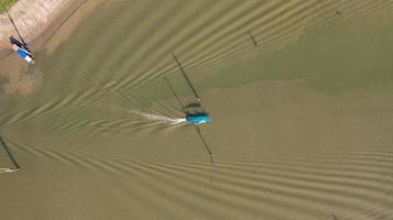 luchtfoto bovenaanzicht van rondvaartboot in Sangklaburi in de provincie Kanchanaburi, Thailand foto