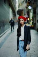 mode vrouw portret wandelen toerist in elegant kleren met rood lippen wandelen naar beneden versmallen stad straat, reis, filmische kleur, retro wijnoogst stijl, dramatisch. foto