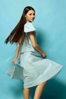 vrouw mooi zomer jurk blauw stijl achtergrond model- jong mode studio ruimte kopiëren foto