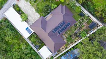 luchtfoto bovenaanzicht van de zonnecellen op het dak zonnepanelen geïnstalleerd op het dak van het huis foto