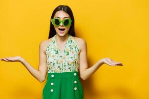 vrouw gelukkig zonnebril jong geel elegant stijl mode emotie Kaukasisch mooi foto