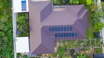 luchtfoto bovenaanzicht van de zonnecellen op het dak zonnepanelen geïnstalleerd op het dak van het huis foto