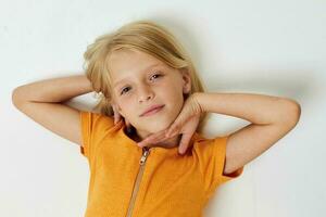 vrolijk weinig meisje in gewoontjes kleren kinderjaren studio foto