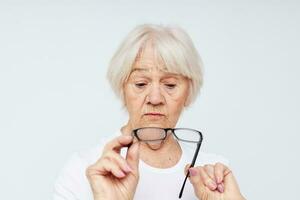 ouderen vrouw visie problemen met bril geïsoleerd achtergrond foto
