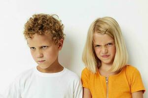 portret van schattig kinderen gewoontjes kleren poseren emoties studio geïsoleerd achtergrond ongewijzigd foto