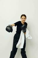 mooi meisje met handdoek boksen zwart handschoenen poseren sport- levensstijl ongewijzigd foto