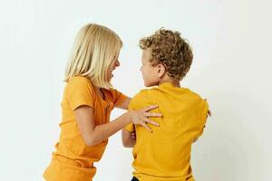 schattig elegant kinderen gewoontjes slijtage spellen pret samen poseren emoties ruzie licht achtergrond ongewijzigd foto