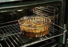 bloemkool soufflé in een transparant kom in de oven na bakken foto