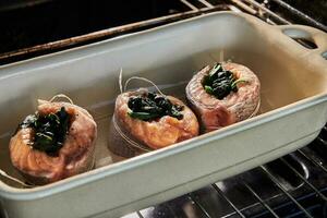 Zalm met spinazie, citroen en saus gebakken in de oven. Frans fijnproever keuken foto