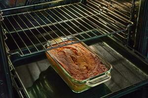 braadpan van aubergine en courgette in twee kleuren na bakken in de oven foto