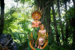 slang koning van naga's in thailand.naga of slang standbeeld foto