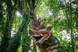 slang koning van naga's in thailand.naga of slang standbeeld foto