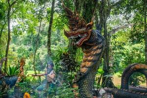 slang koning van naga's in thailand.naga of slang standbeeld foto