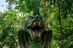 slang koning van naga's in thailand.naga of slang standbeeld foto