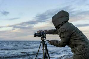 vrouw fotograaf duurt afbeeldingen met een camera foto