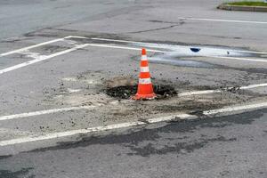 signaal verkeer ijshoorntje Aan een defect riool mangat Aan een stad snelweg foto