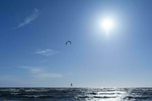 kitesurfen Bij zee terwijl het uitvoeren van trucs. vrijheid, kracht, dromen. foto