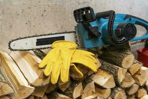elektrisch keten zag en beschermend leer werk handschoenen foto