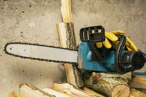 elektrisch keten zag en beschermend leer werk handschoenen foto