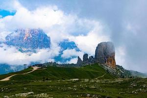 wolken boven de dolomieten foto