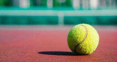 detailopname van de tennis bal Aan een tennis rechtbank. sport- uitrusting concept. foto