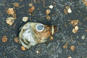 een oud gebruikt gas- masker aan het liegen Aan de vochtig gras Aan de grond foto