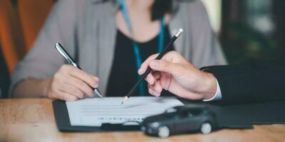 auto aankoop overeenkomst ,het verstrekken van financieel Diensten en auto verzekering , financieel auto leningen ,huren overeenkomst of huren concept ,klanten teken verzekering documenten of auto verhuur vormen foto