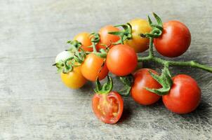 close-up van verse tomaten, groenten in kom op witte achtergrond foto