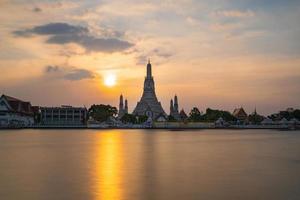 wat arun ratchawaram ratchaworamawihan bij zonsondergang schemering hemel bangkok thailand foto