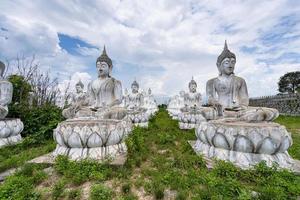 witte boeddha in thailand foto