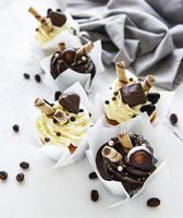 chocolade cupcakes op witte marmeren achtergrond foto