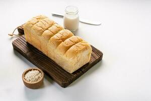 vers gebakken brioche zacht en pluizig bun wit brood of melk brood. geïsoleerd wit achtergrond foto