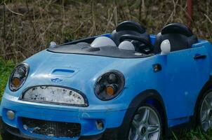 kinderen blauw auto naar rijden de kind. foto