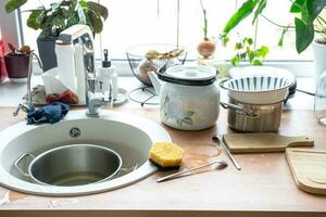 een knoeien in de keuken, vuil gerechten Aan de tafel, verspreide dingen, onhygiënisch conditie. keuken is slordig, elke dag leven foto