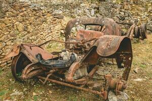 oud roestig auto's links achter in oradour-sur-gllane, Frankrijk. foto