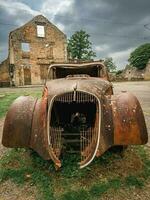 oud roestig auto's links achter in oradour-sur-gllane, Frankrijk. foto