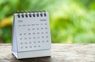 oktober 2024 wit tafel kalender met aanpasbare ruimte voor tekst. kalender en kopiëren ruimte concept foto